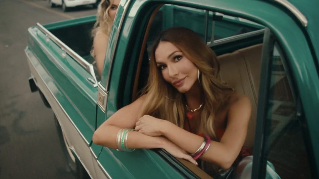 La Miss Coca Cola — still 5